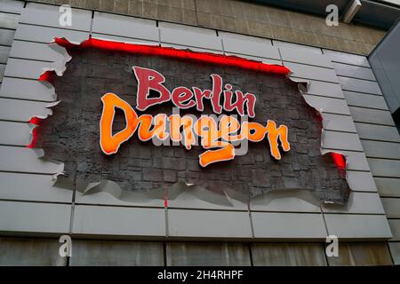 Beleuchtetes Schild für das Dungeon Berlin. Im Dungeon begeben sich die Besucher auf eine Reise durch die von Schauspielern inszenierte Zeit durch die dunkle Geschichte Berlins. Stockfoto