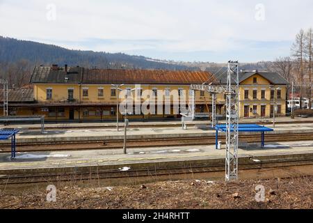 Zakopane, Polen - 23. März 2018: Bahnhofsgebäude. Die Bahnsteige sind leer, es gibt keine Menschen und es gibt keine Züge, alle haben le Stockfoto