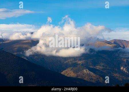 Puigmal Mountain Summit (Gipfel) bedeckt von Wolken. Queralbs, Vall de Núria (Nuria-Tal) El Ripollès, Girona, Katalonien, Spanien. Europa. Stockfoto