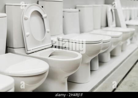 Spültoiletten, die in einem Geschäft zum Verkauf stehen. Stockfoto