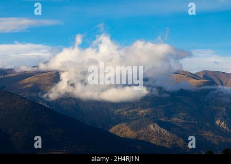 Puigmal Mountain Summit (Gipfel) bedeckt von Wolken. Queralbs, Vall de Núria (Nuria-Tal) El Ripollès, Girona, Katalonien, Spanien. Europa. Stockfoto