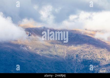 herbststrom über dem Pic de Finestrelles (Gipfel des Finestrelles). Alta Cerdanya, Girona, Katalonien, Spanien, Europa. Stockfoto