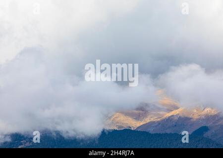 herbststrom über dem Pic de Finestrelles (Gipfel des Finestrelles). Alta Cerdanya, Girona, Katalonien, Spanien, Europa. Stockfoto