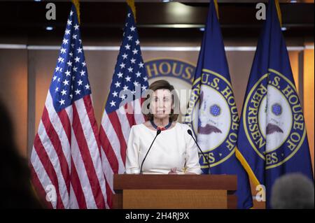 Washington, Usa. November 2021. Die Sprecherin des Repräsentantenhauses, Nancy Pelosi, D-CA, spricht während ihrer wöchentlichen Pressekonferenz im US-Kapitol in Washington, DC, am Donnerstag, dem 4. November 2021. Foto von Bonnie Cash/UPI Credit: UPI/Alamy Live News Stockfoto