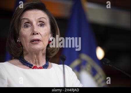 Washington, Usa. November 2021. Die Sprecherin des Repräsentantenhauses, Nancy Pelosi, D-CA, spricht während ihrer wöchentlichen Pressekonferenz im US-Kapitol in Washington, DC, am Donnerstag, dem 4. November 2021. Foto von Bonnie Cash/UPI Credit: UPI/Alamy Live News Stockfoto