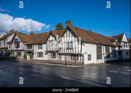 Dieses mittelalterliche Fachwerkgebäude ist das Swan Hotel im Dorf Lavenham in der Grafschaft Suffolk, das im Zweiten Weltkrieg von der USAF 487 Bomb Group genutzt wurde. Stockfoto