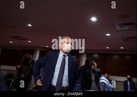 Washington, Vereinigte Staaten Von Amerika. November 2021. Anthony Fauci, MD, Direktor, National Institute of Allergy and Infectious Diseases, National Institutes of Health kommt für einen Senatsausschuss für Gesundheit, Bildung, Arbeit, Und Pensions Hearing, um den Weg für die COVID-19-Reaktion zu prüfen, wobei der Schwerpunkt auf den nächsten Schritten liegt, im Dirksen Senate Office Building in Washington, DC, Donnerstag, 4. November 2021. Quelle: Rod Lampey/CNP/Sipa USA Quelle: SIPA USA/Alamy Live News Stockfoto