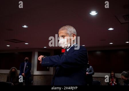 Washington, Vereinigte Staaten. November 2021. Anthony Fauci, MD, Direktor, National Institute of Allergy and Infectious Diseases, National Institutes of Health kommt für einen Senatsausschuss für Gesundheit, Bildung, Arbeit, Und Pensions Hearing, um den Weg für die COVID-19-Reaktion zu prüfen, wobei der Schwerpunkt auf den nächsten Schritten liegt, im Dirksen Senate Office Building in Washington, DC, Donnerstag, 4. November 2021. Kredit: Rod Lampey/CNP/dpa/Alamy Live Nachrichten Stockfoto