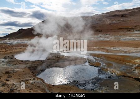 Hochwinkelansicht eines der Schlammbecken im Namafjall Geothermiegebiet oder Hverir-Gebiet auf der Ostseite des Sees Mývatn auf Island bekannt für kochenden Schlamm Stockfoto