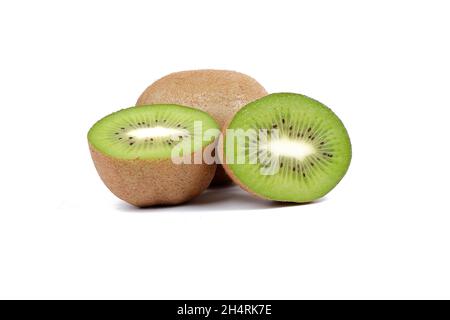 Reife Kiwi-Früchte und Kiwi-Hälften isoliert auf weißem Hintergrund. Stockfoto