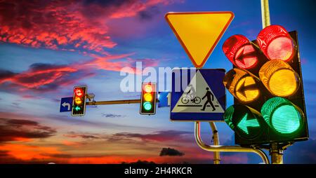 Ampel über die Kreuzung. Stockfoto