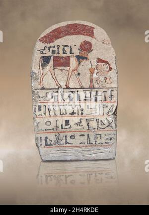 Alte ägyptische Stele von APIs, 664-395 v. Chr., 16. Dynastie, Saqqara, Kalkstein. Louvre Museum Paris Inv 2858. APIs der Stier, stehend, Solarscheibe, b Stockfoto