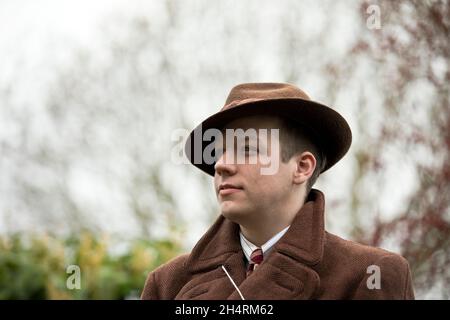 Cvilian-Arbeiter in Großbritannien im Krieg trugen Gasmasken, als sie Luftangriffswarnung hörten. Stockfoto