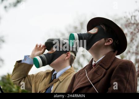 Cvilian-Arbeiter in Großbritannien im Krieg trugen Gasmasken, als sie Luftangriffswarnung hörten. Stockfoto