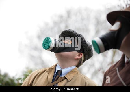 Cvilian-Arbeiter in Großbritannien im Krieg trugen Gasmasken, als sie Luftangriffswarnung hörten. Stockfoto