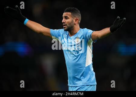 Manchester, Großbritannien. November 2021. Riyad Mahrez von man City während des UEFA Champions League-Spiels zwischen Manchester City und Club Brugge am 3. November 2021 im Etihad Stadium, Manchester, England. Foto von Andy Rowland. Quelle: Prime Media Images/Alamy Live News Stockfoto