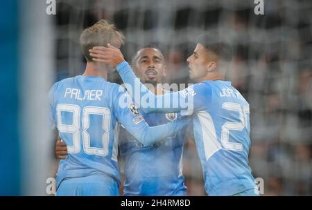 Manchester, Großbritannien. November 2021. Gabriel Jesus von man City wird gratuliert, nachdem er beim UEFA Champions League-Spiel zwischen Manchester City und Club Brugge am 3. November 2021 im Etihad Stadium in Manchester, England, das vierte Tor seines Teams erzielt hat. Foto von Andy Rowland. Quelle: Prime Media Images/Alamy Live News Stockfoto