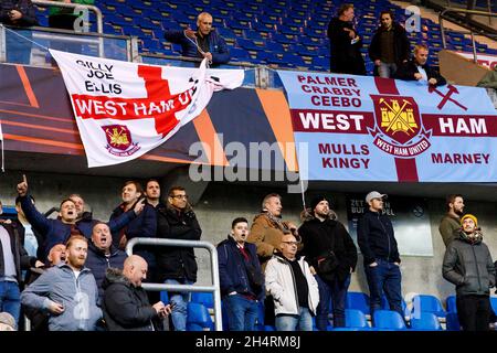 Genk, Belgien. November 2021. Fans von West Ham United kommen vor dem Spiel der UEFA Europa League Group H zwischen KRC Genk und West Ham United in der Cegeka Arena am 4. November 2021 in Genk, Belgien, an. (Foto von Daniel Chesterton/phcimages.com) Quelle: PHC Images/Alamy Live News Stockfoto