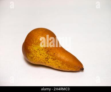 Bosc Birne auf weißem Hintergrund Stockfoto