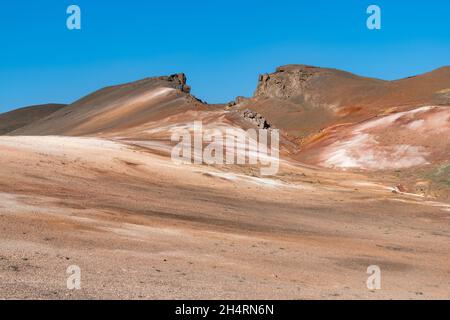 Panoramablick über eine karge Berglandschaft nahe dem Lake Myvatn, Island mit verschiedenen Farben der Mineralien wie Eisen und Rhyolit im Fels Stockfoto