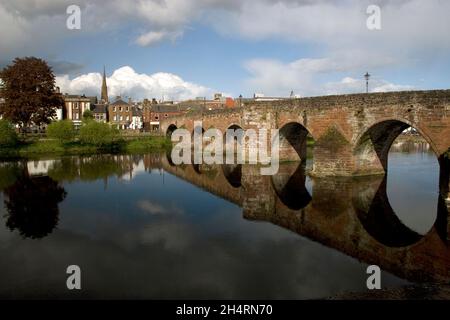 Spiegelungen der Devorgilla's Bridge über den Fluss Nith, Dumfries & Galloway, Schottland Stockfoto