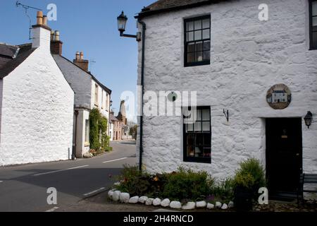 Historisches Port House und weiß getünchte Cottages im Dorf New Abbey mit Sweetheart Abbey, Dumfries & Galloway, Schottland Stockfoto