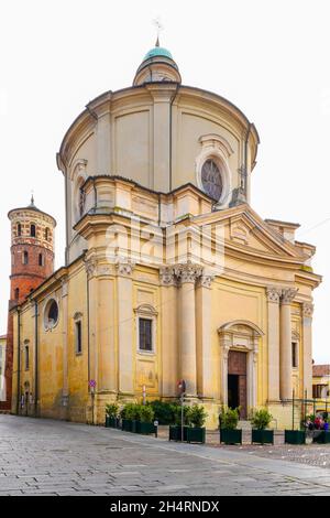 Mittelalterlicher Roter Turm und Kirche der Hl. Katharina, in Asti, Region Piemont, Italien Stockfoto