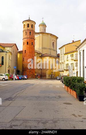 Mittelalterlicher Roter Turm (Torre Rossa) und Kirche der heiligen Katharina, in Asti, Region Piemont, Italien. Stockfoto