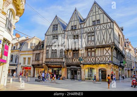 Traditionelle Fachwerkhäuser in der Altstadt von Dijon, Côte d´Or, Burgund, Frankreich. Stockfoto