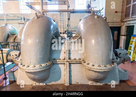 Metallgehäuse einer Pumpe zur Wasserpumpe aus der Themse an der West India Dock Impounding Station, Canary Wharf, London, Großbritannien Stockfoto