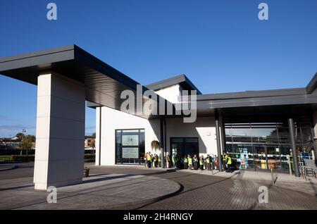 Schulkinder warten auf die Eröffnung der Carrickmoquer Library. Stockfoto