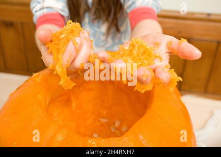 Junges Mädchen mit Kürbis pulp.uk Stockfoto