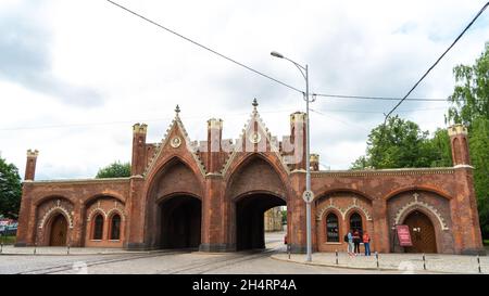 Das Brandenburger Tor ist eines von sieben erhaltenen Stadttoren im russischen Königsberg, dem ehemaligen deutschen Königsberg. Das Tor befindet sich auf Bagration s Stockfoto