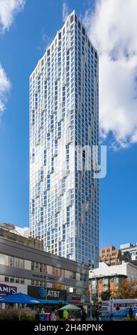 11 Hoyt Street in Downtown Brooklyn ist eine Wohnwohnung mit einer einzigartigen welligen weißen façade aus Betonfertigteilen und einem Drive-Through-Motorcourt. Stockfoto