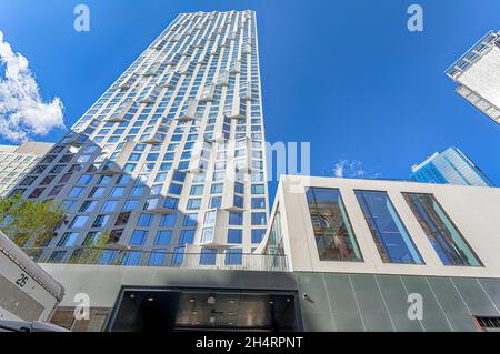 11 Hoyt Street in Downtown Brooklyn ist eine Wohnwohnung mit einer einzigartigen welligen weißen façade aus Betonfertigteilen und einem Drive-Through-Motorcourt. Stockfoto