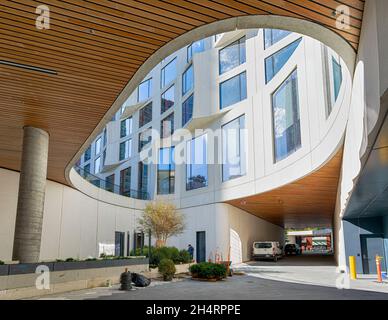 11 Hoyt Street in Downtown Brooklyn ist eine Wohnwohnung mit einer einzigartigen welligen weißen façade aus Betonfertigteilen und einem Drive-Through-Motorcourt. Stockfoto