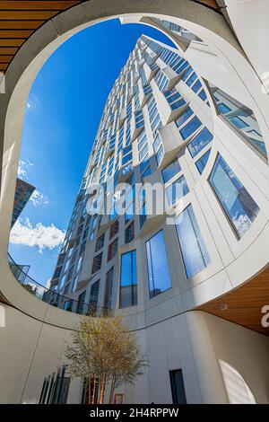 11 Hoyt Street in Downtown Brooklyn ist eine Wohnwohnung mit einer einzigartigen welligen weißen façade aus Betonfertigteilen und einem Drive-Through-Motorcourt. Stockfoto