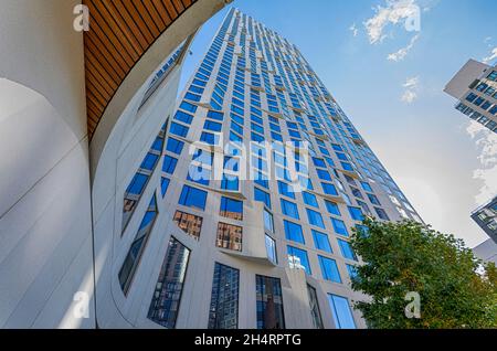 11 Hoyt Street in Downtown Brooklyn ist eine Wohnwohnung mit einer einzigartigen welligen weißen façade aus Betonfertigteilen und einem Drive-Through-Motorcourt. Stockfoto