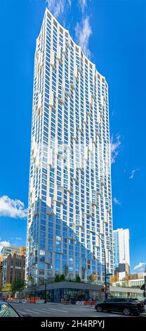 11 Hoyt Street in Downtown Brooklyn ist eine Wohnwohnung mit einer einzigartigen welligen weißen façade aus Betonfertigteilen und einem Drive-Through-Motorcourt. Stockfoto