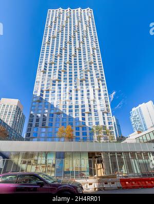 11 Hoyt Street in Downtown Brooklyn ist eine Wohnwohnung mit einer einzigartigen welligen weißen façade aus Betonfertigteilen und einem Drive-Through-Motorcourt. Stockfoto