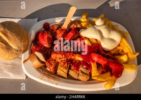 Currywurst mit Pommes Frites in einer Currysauce, Konnopke's Imbiss, seit 1930, Berlins berufteste Currywurstbude, Prenzlauer Berg, Berlin Stockfoto