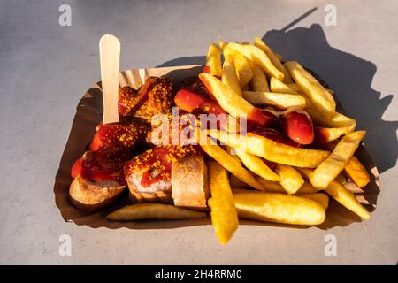 Currywurst mit Pommes Frites in einer Currysauce, Konnopke's Imbiss, seit 1930, Berlins berufteste Currywurstbude, Prenzlauer Berg, Berlin Stockfoto