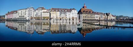 Luzern im Herbst, Fluss Reuss, Altstadt, Spiegelung, Panorama, Schweiz Stockfoto