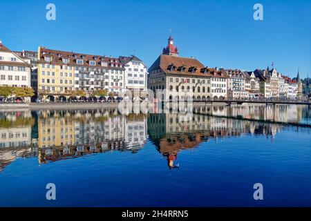 Luzern im Herbst, Fluss Reuss, Altstadt, Schweiz Stockfoto