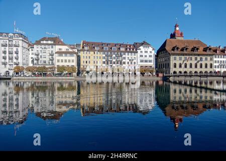 Luzern im Herbst, Fluss Reuss, Altstadt, Schweiz Stockfoto