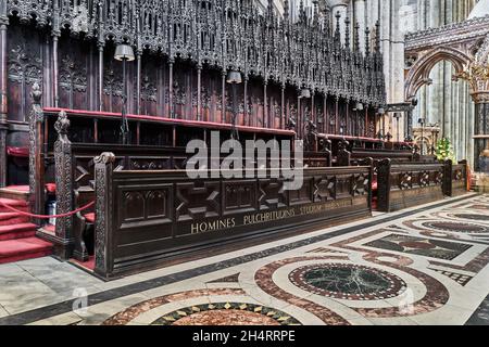 Bänke im Chor der Kathedrale von Durham, England. Stockfoto