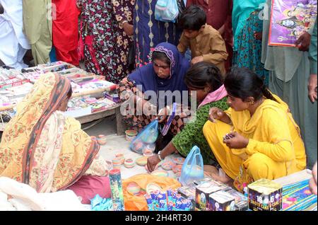 Menschen aus der Hindu-Gemeinschaft sind damit beschäftigt, Feuersäufer anlässlich des Hindu-Festivals Diwali in Hyderabad am Donnerstag, dem 04. November 2021, zu kaufen. Stockfoto