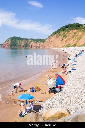 Sidmouth Devon Familien am Strand von Jacobs Ladder Beach unter Peak Hill Sidmouth Town Sidmouth Devon England Großbritannien GB Europa Stockfoto