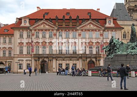 PRAG, TSCHECHIEN - 23. APRIL 2012: Das ist der Kinsky-Palast im Rokoko-Stil auf dem Altstädter Ring, in dem sich heute eine Sammlung asiatischer Kunst befindet Stockfoto