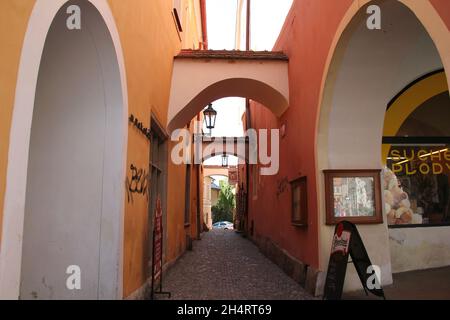 KUTNA HORA, TSCHECHISCHE Reppublic - 28. APRIL 2012: Es ist eine kleine schmale Fußgängerzone mittelalterliche Straße mit Querstreben zwischen den Häusern in der Altstadt von Stockfoto